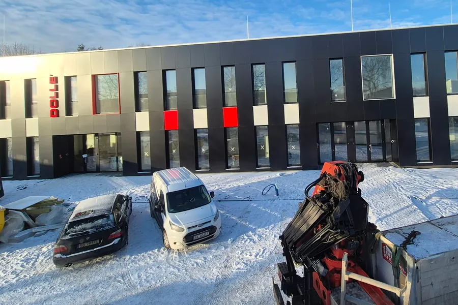 Budynek usługowy z ciemną elewacją panelową i rótulo DOBROBUD — Bielsko-Biała