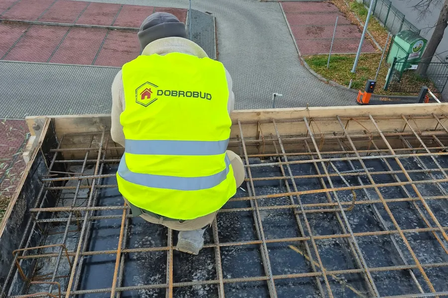 Pracownik DOBROBUD na zbrojeniu płyty fundamentowej — Bielsko-Biała