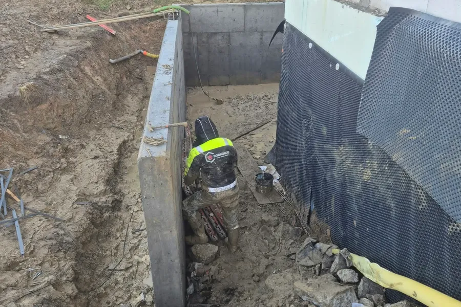 Żelbetowy mur oporowy z izolacją przeciwwodną i drenażem — Bielsko-Biała