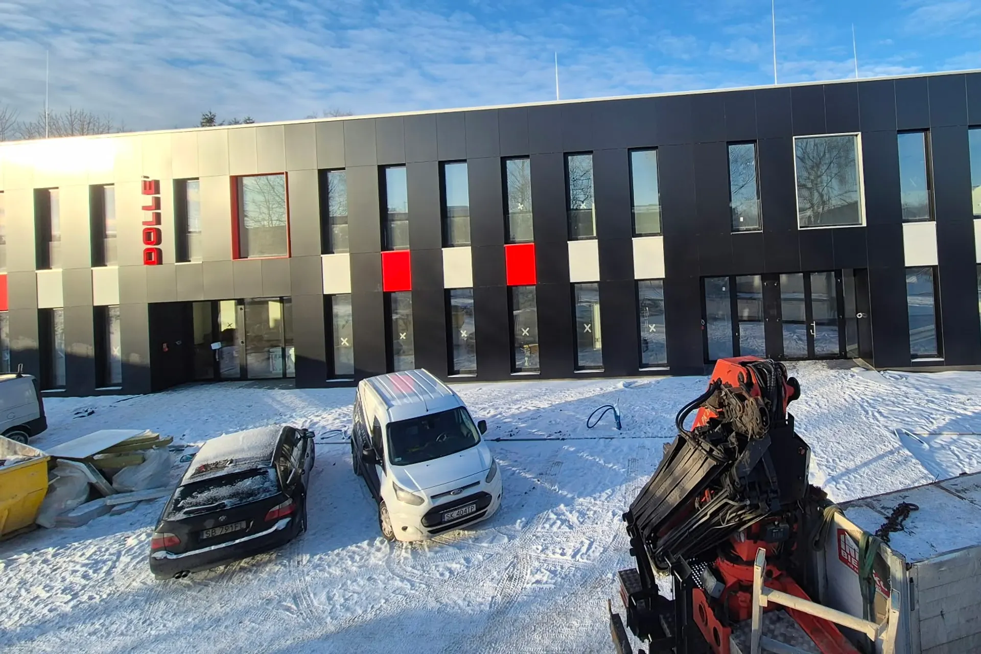 Budynek usługowy z ciemną elewacją panelową i rótulo DOBROBUD — Bielsko-Biała