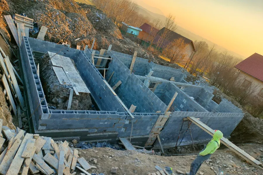 Ściany fundamentowe z bloczków betonowych na działce w górach
