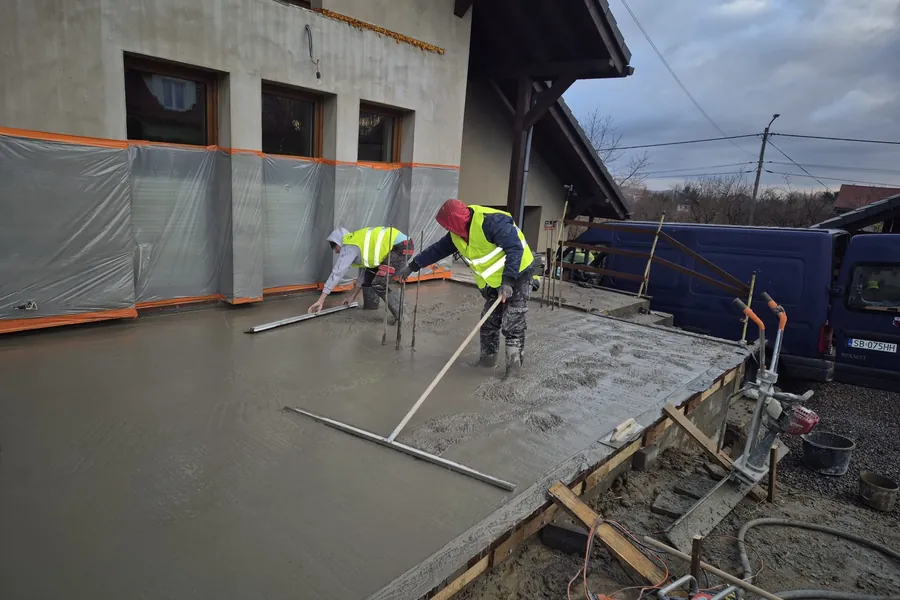 Remont z wykonaniem nowej płyty betonowej przy istniejącym budynku — Bielsko-Biała