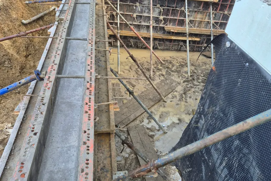 Szalunek i betonowanie zbrojonych ścian fundamentowych — Bielsko-Biała