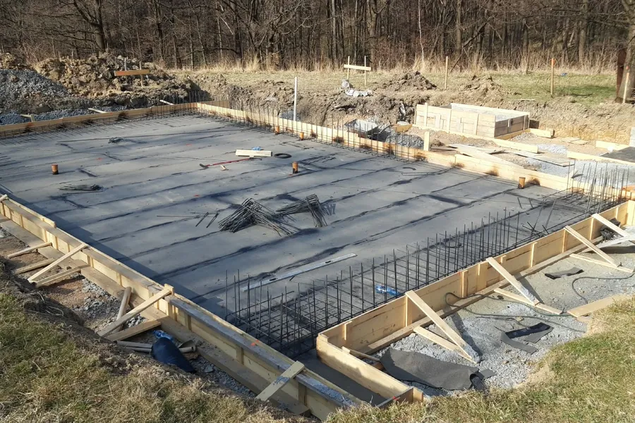 Płyta fundamentowa żelbetowa ze zbrojeniem i szalunkiem