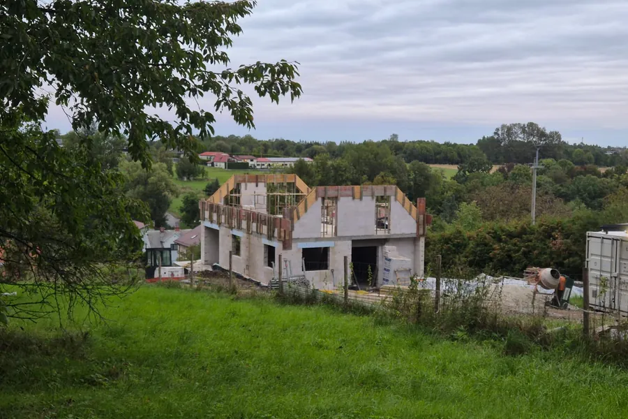 Ściany nośne z bloczków silikatowych w trakcie budowy — Bielsko-Biała, ul. Sierpowa