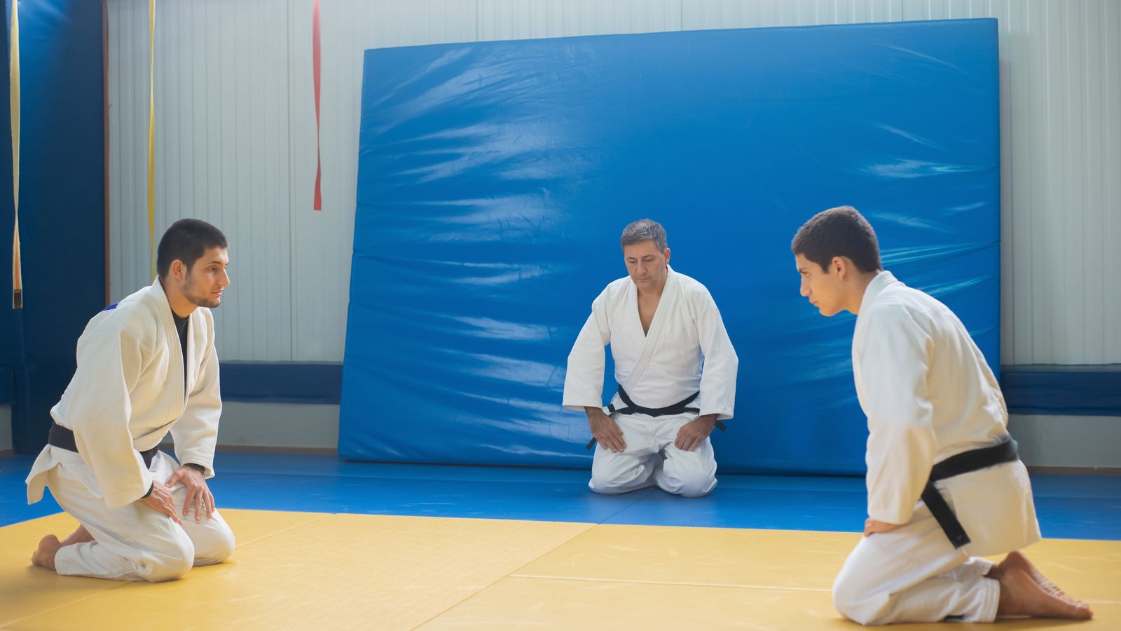 Zawodnicy podczas treningu judo w dojo